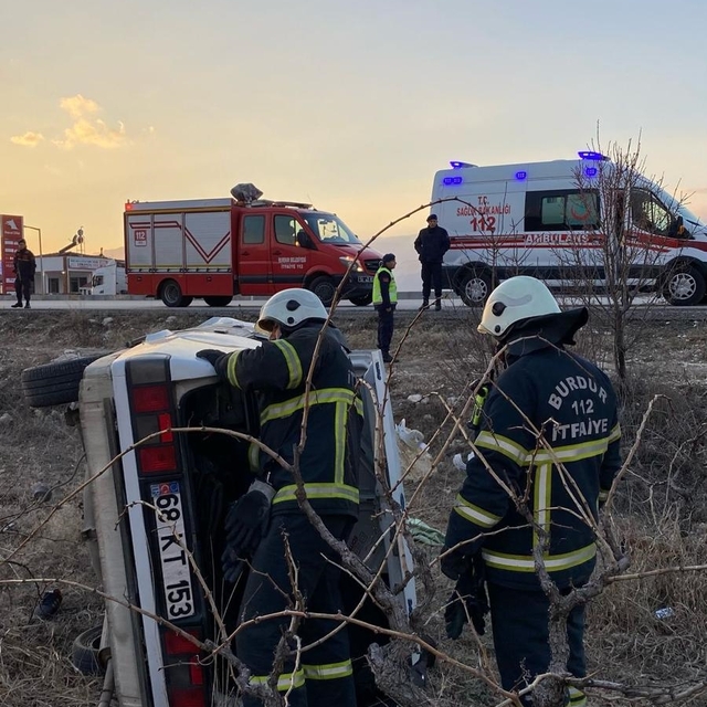Burdur'da şarampole devrilen otomobildeki 2 kişi yaralandı