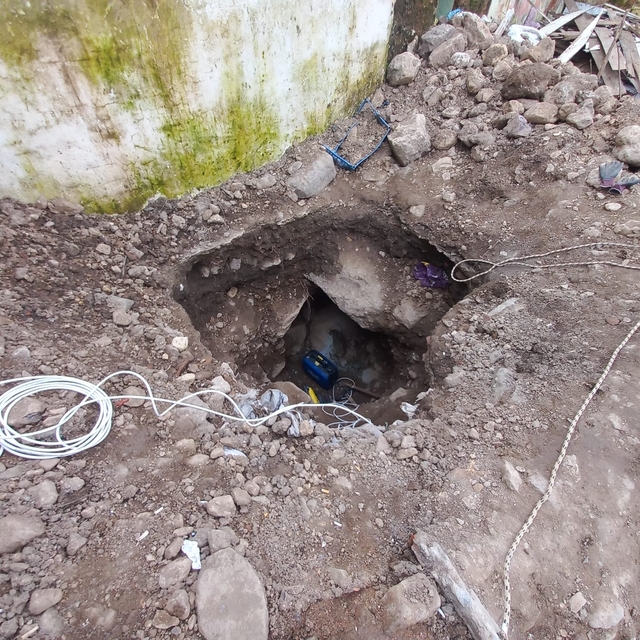 Manisa'da metruk evde define arayan 4 kişi yakalandı