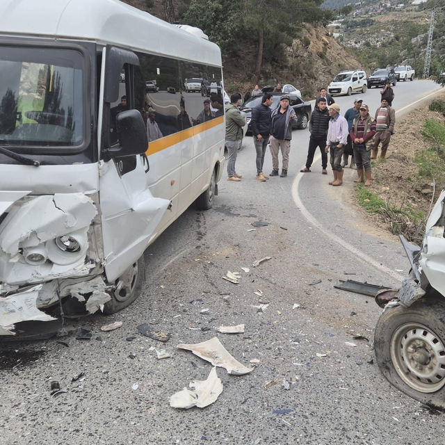 Antalya'da öğrenci servisi ile kamyonetin çarpıştığı kazada 24 kişi yaralan...