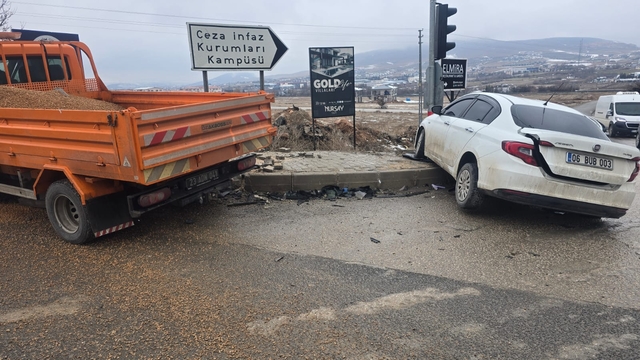Elazığ'da kamyonet ile otomobil çarpıştı: 5 yaralı