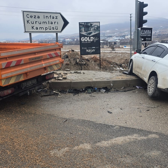 Elazığ'da kamyonet ile otomobil çarpıştı: 5 yaralı