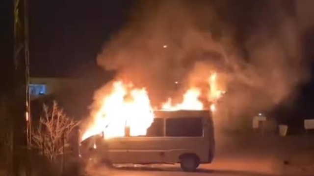 Amasya'da seyir halindeyken alev alan minibüs yandı