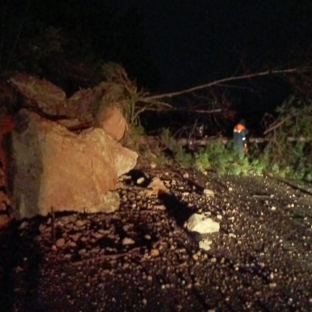 Cide-Bartın yolu heyelan nedeniyle ulaşıma kapandı