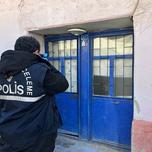 Kendisini mehdi olarak gören kişi, din düşmanı ilan ettiği babasını bıçakla...