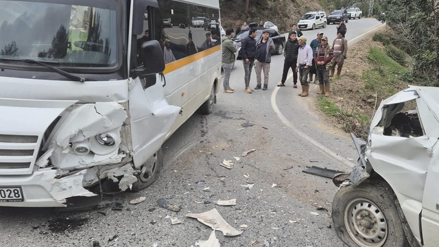 Öğrenci servisiyle kamyonet çarpıştı; 20 öğrenci yaralandı