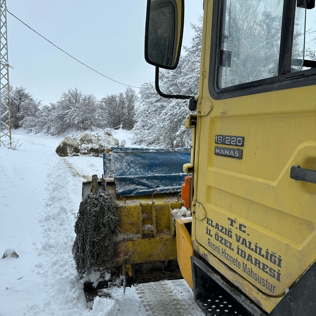 Elazığ'da kardan 159 köy yolu ulaşıma kapandı