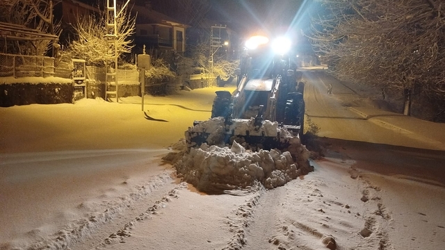 Adana ve Mersin'in yüksek kesimlerinde karla kaplanan yollar açılıyor