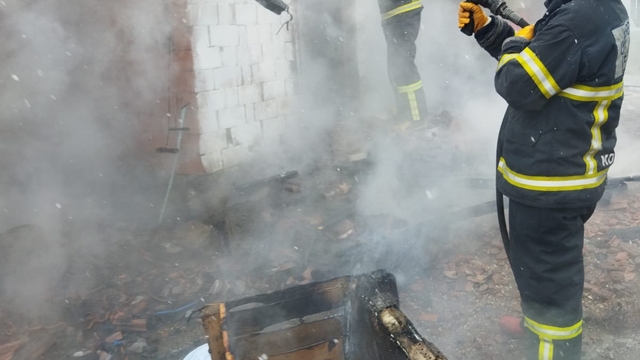 Bolu'da ahşap ev yangında kullanılamaz hale geldi