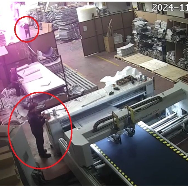 Fabrikada 3 işçinin öldüğü yangının başladığı anın kamera görüntüleri ortay...