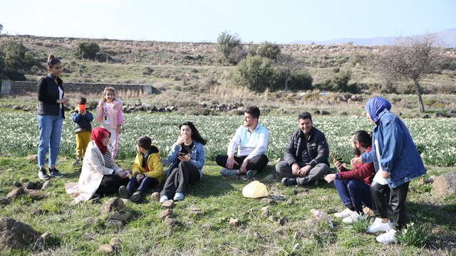 Antakya'da nergislerin açtığı tarla fotoğraf meraklılarını ağırladı