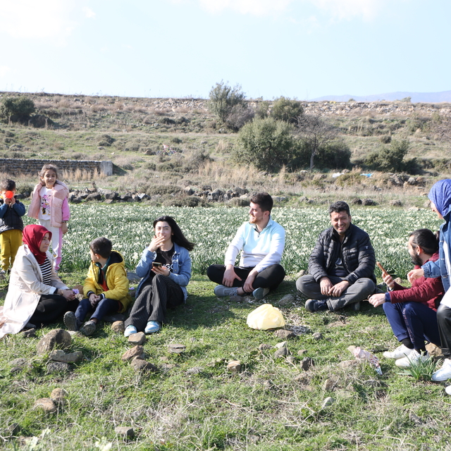 Antakya'da nergislerin açtığı tarla fotoğraf meraklılarını ağırladı