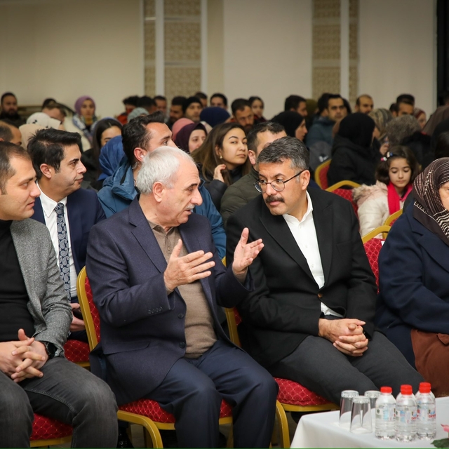 Şair ve yazar Nurullah Genç, Hakkari'de söyleşiye katıldı