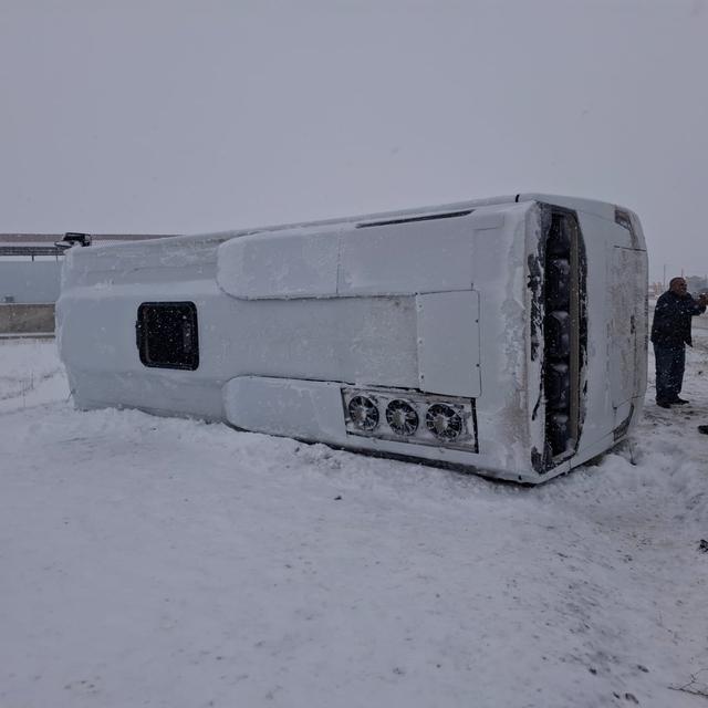 İşçi servis midibüsü buzlanan yolda devrildi: 15 yaralı