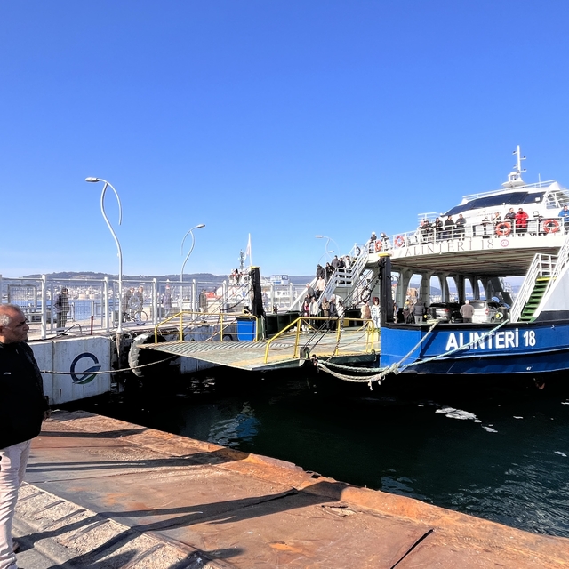 Çanakkale Boğazı'nda makine arızası yapan feribot iskeleye yanaştırıldı
