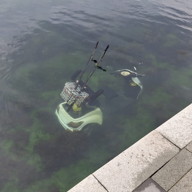 Sinop'ta elektrikli motosikletiyle denize düşen kişi kurtarıldı