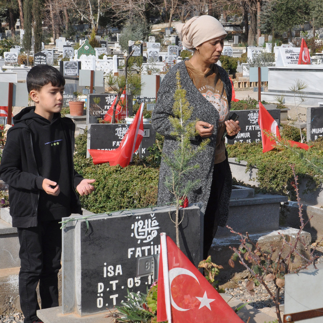 Depremde ölen eşinin mezarını ziyaret edip, karanfil bırakarak Sevgililer G...
