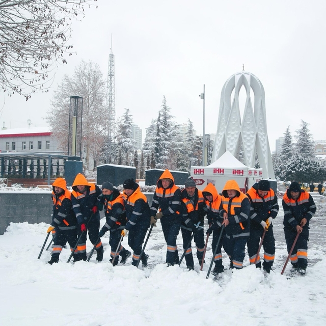 Niğde'de belediye ekiplerinin karla mücadele çalışmaları sürüyor