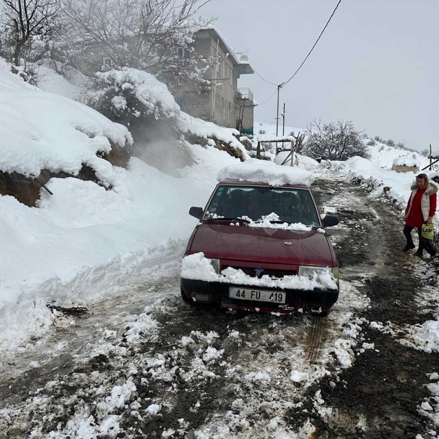 Malatya'da kar nedeniyle mahsur kalan hamile kadın hastaneye yetiştirildi