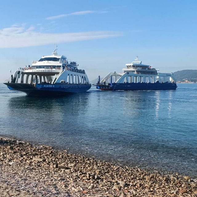 Çanakkale'de sürüklenen feribot kurtarıldı
