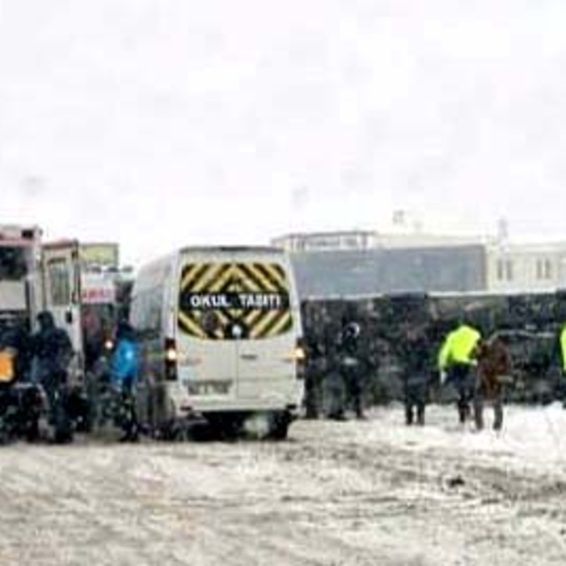 Aksaray'da işçi servisinin devrildiği kazada 15 kişi yaralandı