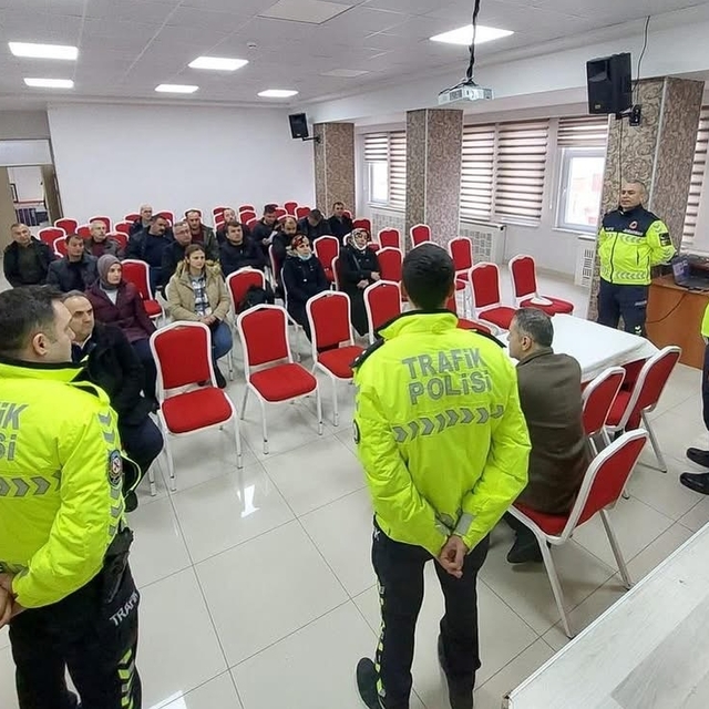 Gerze'de okul servisi sürücüleri ve rehber personel bilgilendirildi