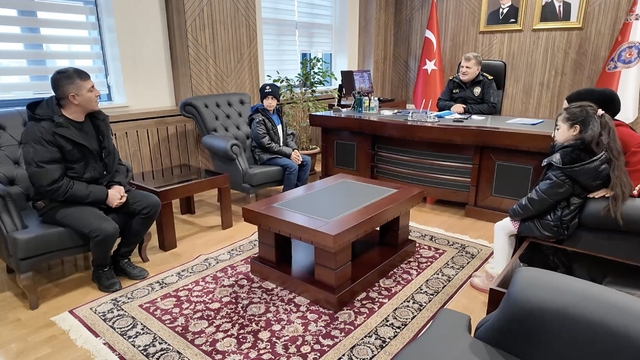 Polise atkı ve bere veren çocuk, emniyet müdürü tarafından ağırlandı