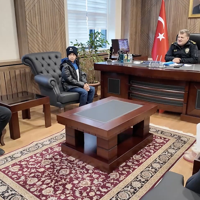 Polise atkı ve bere veren çocuk, emniyet müdürü tarafından ağırlandı