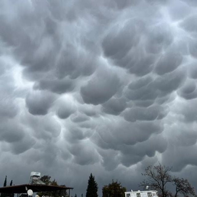 Hatay'da Mammatus bulutları görüldü