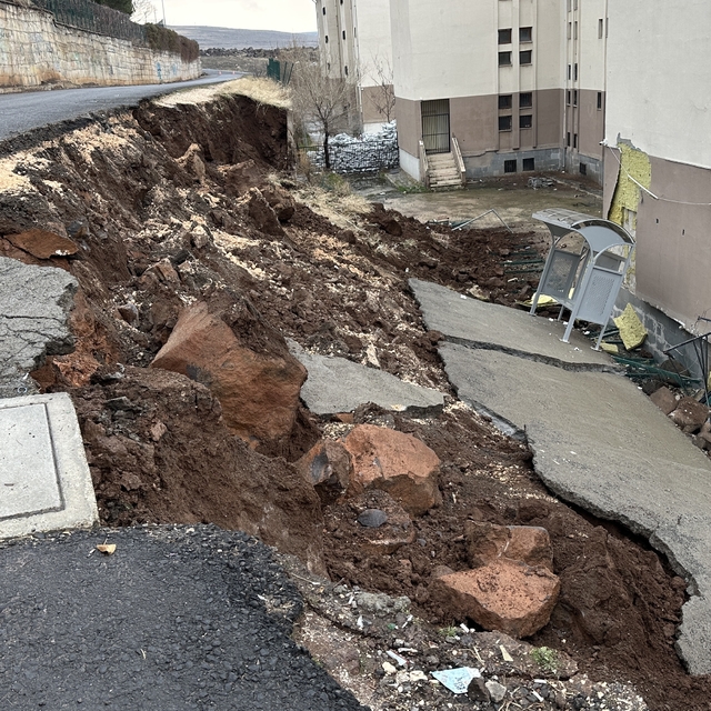 Şanlıurfa'da okulun istinat duvarının yıkılma anı güvenlik kamerasında