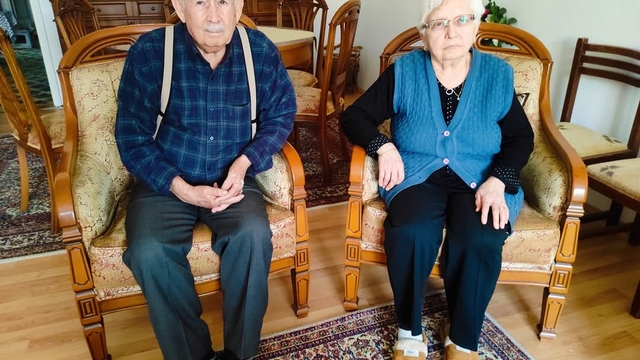 Emekli öğretmen çift 57 yıllık mutlu evlilikleriyle gençlere örnek oluyor