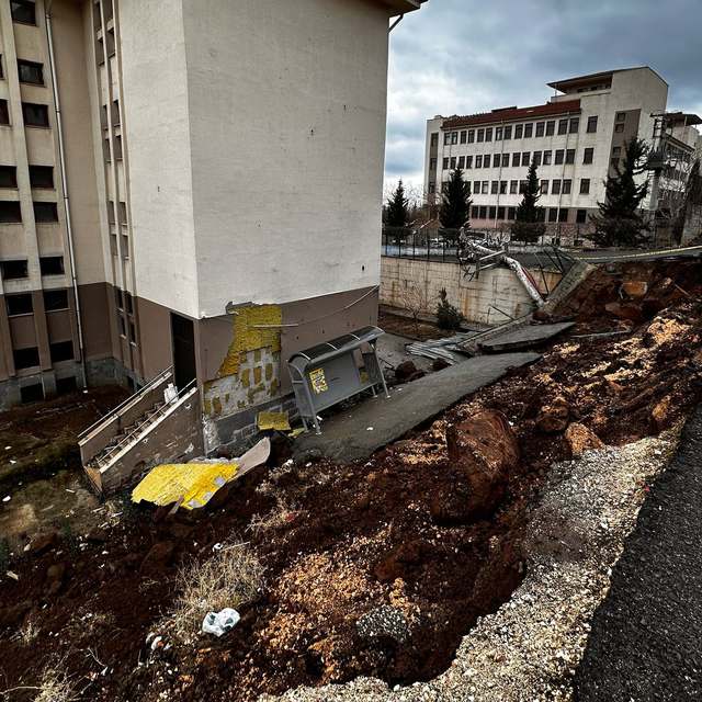 Okulun istinat duvarı çöktü, eğitime ara verildi