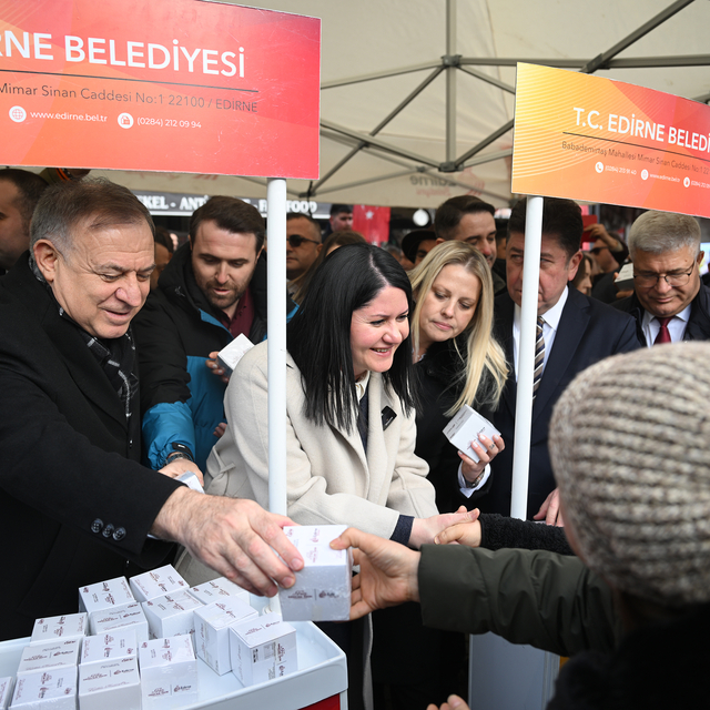 CHP Genel Başkan Yardımcısı Zeybek, Edirne'de kandil simidi dağıttı
