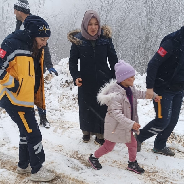 Yüzü yanan Eslem, yolu kapanan mezradan arazi tipi ambulansla alınıp hastan...