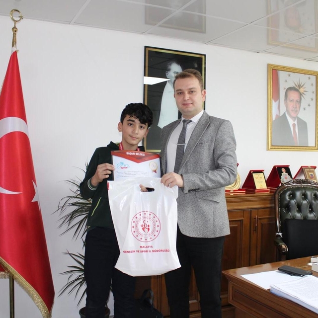 Kale Kaymakamı İnce, altın madalya kazanan sporcuya hediye verdi