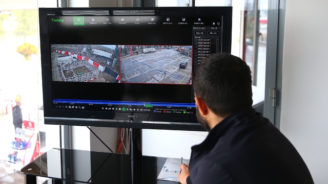 Diyarbakırlı iş insanı iş yerinin bahçesinden kaçan deve kuşunun bulunmasını bekliyor