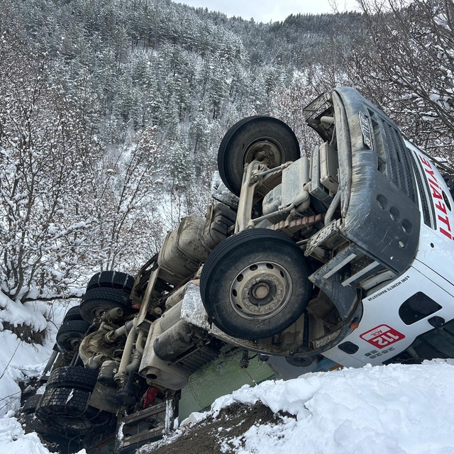 Kastamonu'da çıkan yangında 2 ev, ahır ve traktör kullanılamaz hale geldi