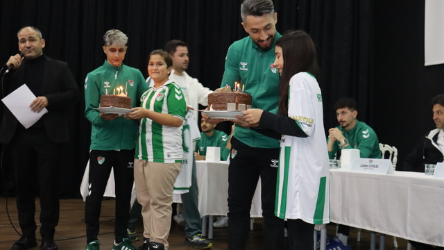 Yurt Et Amasyasporlu futbolculardan öğrencilere doğum günü sürprizi