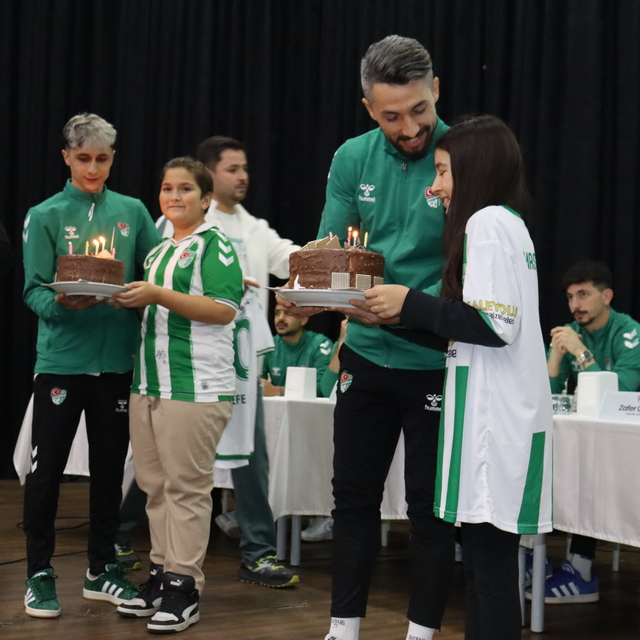 Yurt Et Amasyasporlu futbolculardan öğrencilere doğum günü sürprizi