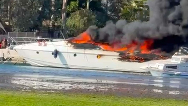 Marmaris'ta marinada bağlı motoryat yandı