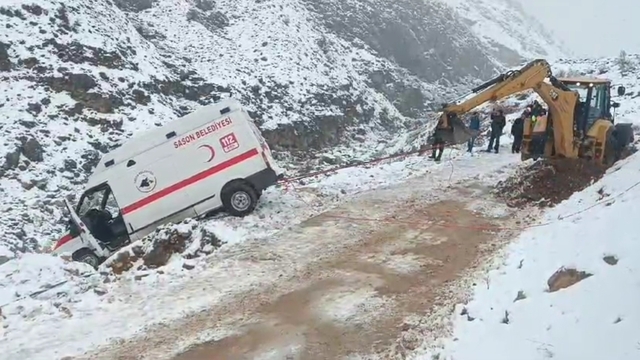 Batman'da kar nedeniyle yoldan çıkan minibüs ekiplerce kurtarıldı