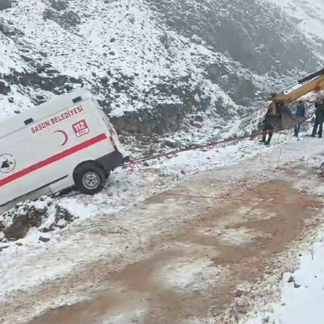 Batman'da kar nedeniyle yoldan çıkan minibüs ekiplerce kurtarıldı