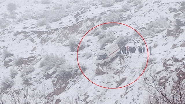 Şarampole savrulan cenaze aracı, kaya parçası sayesinde durdu