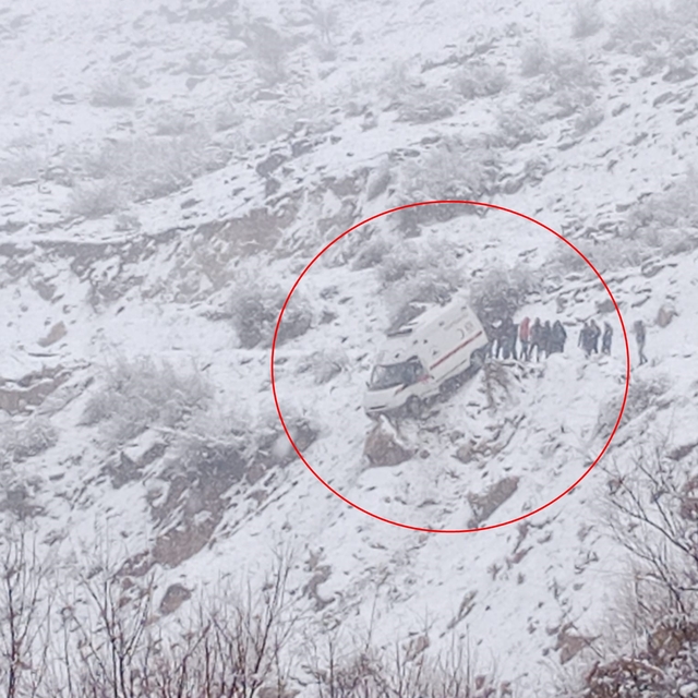 Şarampole savrulan cenaze aracı, kaya parçası sayesinde durdu