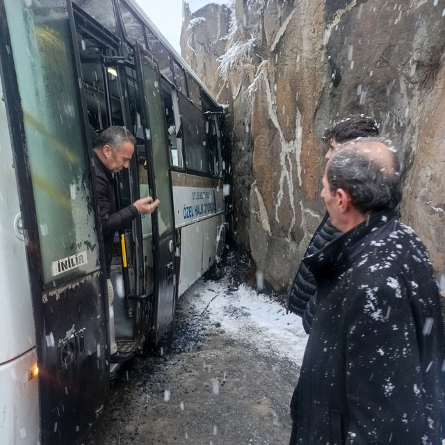 Bitlis'te duvara çarpan halk otobüsündeki 4 kişi yaralandı