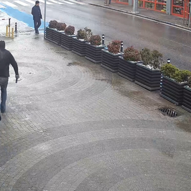 Koltuk değneğiyle sakat rolü yapan dilencinin, zabıtayı görünce koşarak kaç...