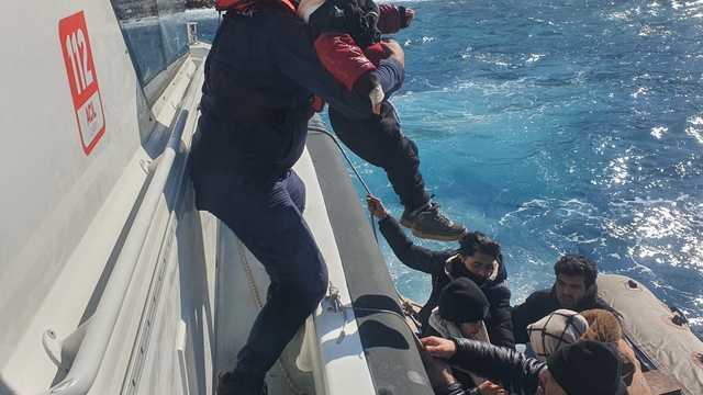 Muğla'da 13 düzensiz göçmen kurtarıldı