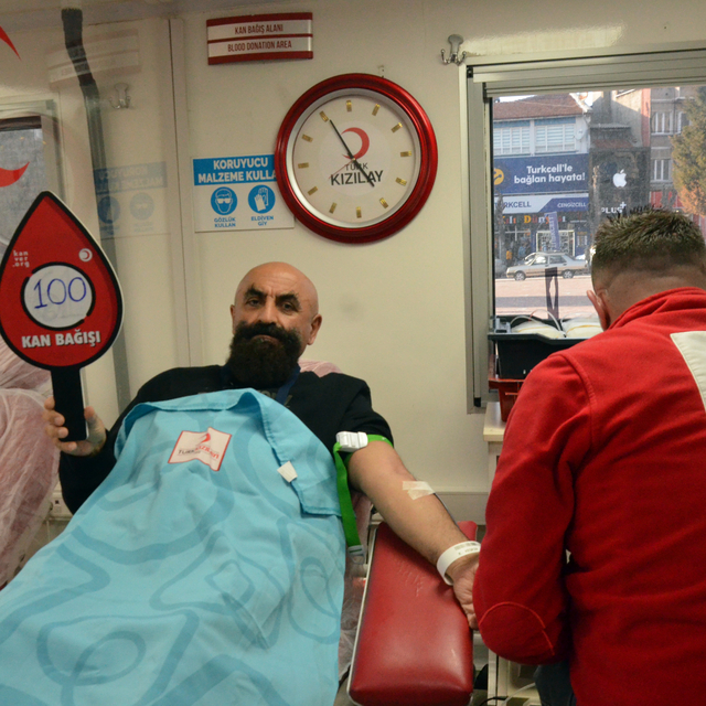 Kütahya'da yüzüncü kez kan veren doktor kan bağışının önemine dikkati çekti