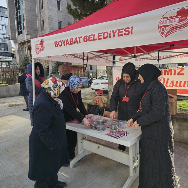 Boyabat Belediyesi Berat Kandili dolayısıyla vatandaşlara helva dağıttı