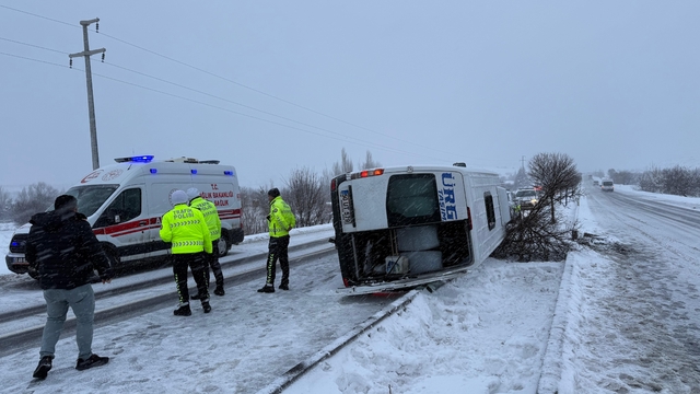 Nevşehir'de devrilen yolcu minibüsündeki 6 kişi yaralandı