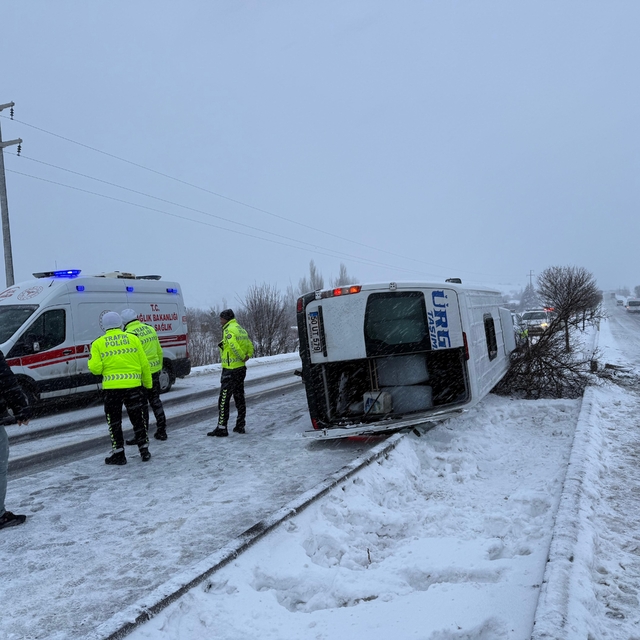 Nevşehir'de devrilen yolcu minibüsündeki 6 kişi yaralandı